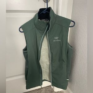 Women’s Atom vest in green. Has zipper pockets and the vest is light weight.